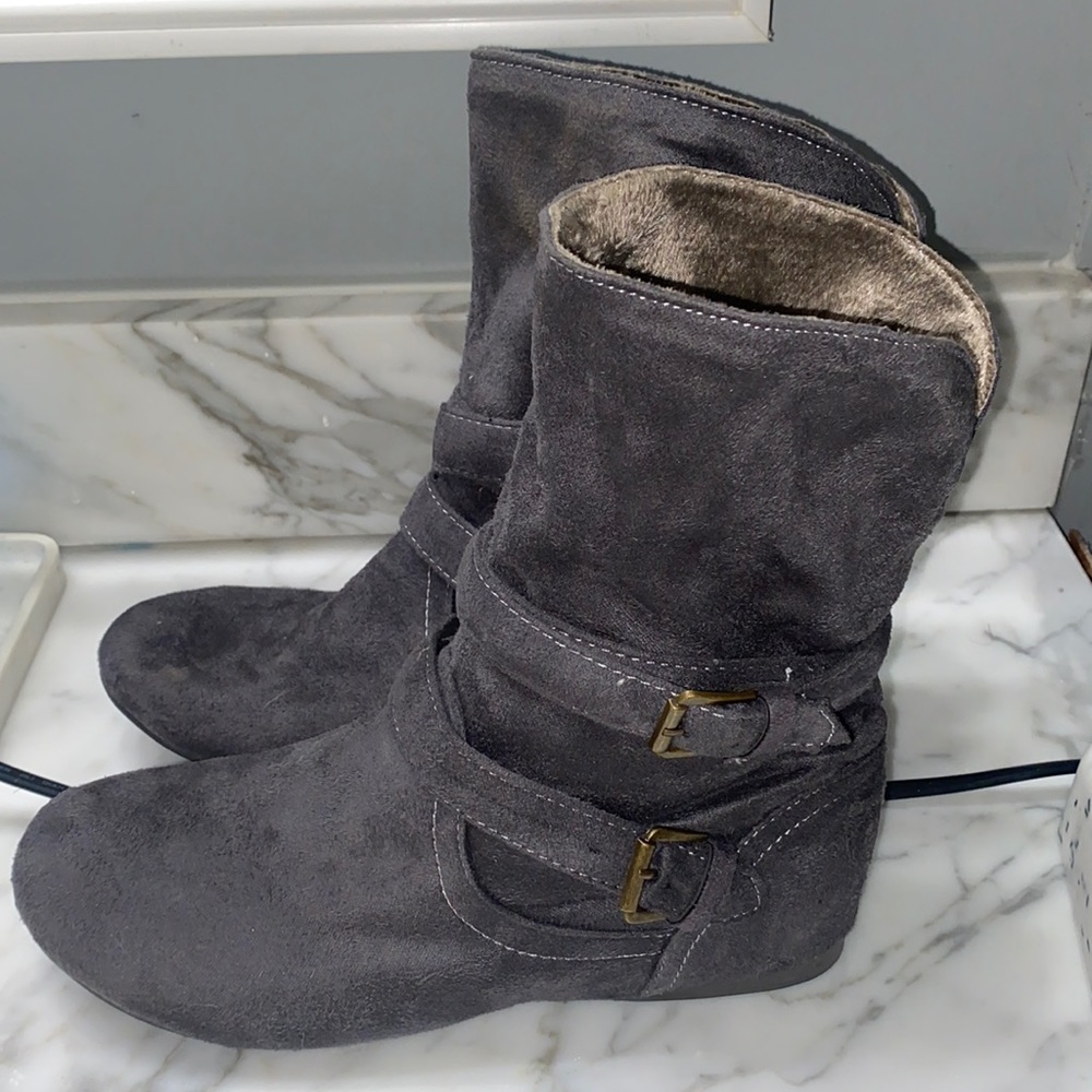 Women’s size 8 1/2 grey small boots very soft